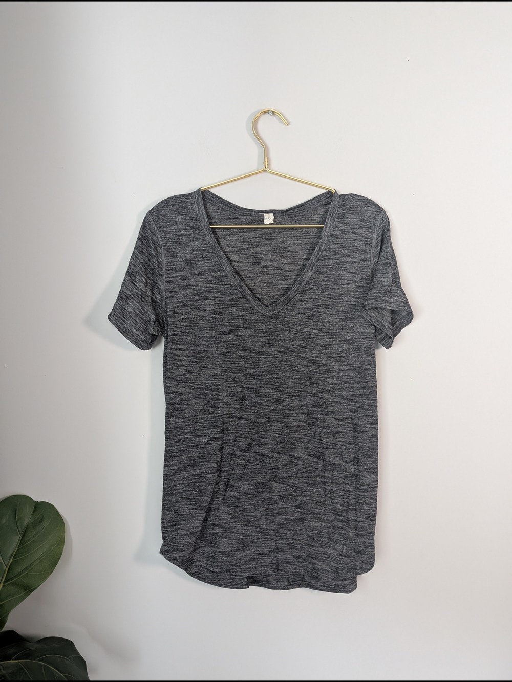 lululemon athletica Women's Heathered Dark Gray V-Neck Short Sleeve Tee